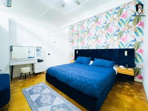 孟菲斯The Stallion #101 - 1BD Modern Loft with Private Patio - Walk to various attractions的一间卧室配有蓝色的床和一张书桌