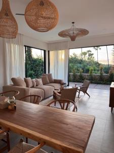 a living room with a couch and tables and chairs at Julim Terra in Amed