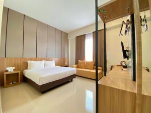 Een bed of bedden in een kamer bij Front One Hotel Gombong