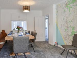 Un comedor con mesa y sillas en Bryn Y Felin, en Dyffryn 25 fotos más