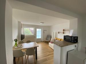 a kitchen and living room with a table and a living room at Haffquartier - "Zur Alten Bäckerei" in Mönkebude