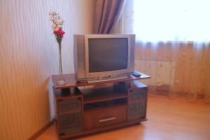 スルグトにあるSurgut Apartments Apartments on Tumenskiy Tract 2 Auraの花瓶の木製スタンドのテレビ台
