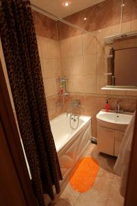 Vonios kambarys apgyvendinimo įstaigoje Surgut Apartments Apartments on Tumenskiy Tract 2 Aura
