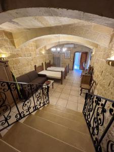 Llit o llits en una habitació de Rustic Farmhouse with Pool