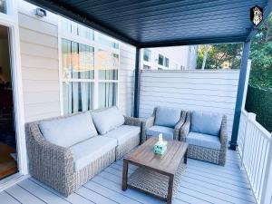 Χώρος καθιστικού στο The Stallion #104 - Brand New Modern Spacious Loft with Patio - Walkable to attractions