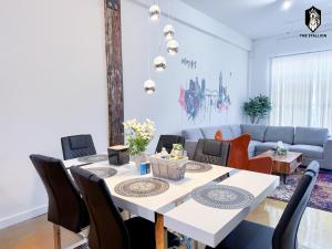 Χώρος καθιστικού στο The Stallion #104 - Brand New Modern Spacious Loft with Patio - Walkable to attractions