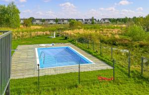 Una vista aérea de una piscina en un campo. en Stunning Apartment In Trzesacz, en Trzęsacz 6 fotos más