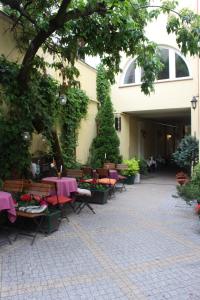 A restaurant or other place to eat at Apartamenty Krakowskie 36 Lublin - Double One