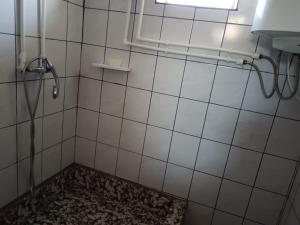 Una ducha con ventana y alfombra en un baño. en Tarra Garsoniera10, en Mangalia 8 fotos más