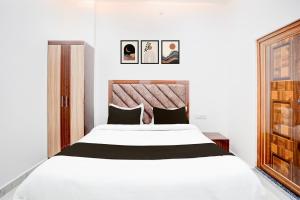 Postel nebo postele na pokoji v ubytování Super HOTEL O SAMRAT INN + 22 fotografií