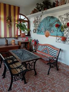 una sala de estar con una mesa y dos sillas en Tarra Garsoniera10, en Mangalia