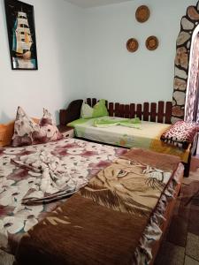 Una habitación con dos camas y una silla dentro. en Tarra Garsoniera10, en Mangalia