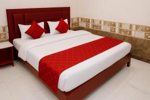 Near Ram Janam Bhumi Hotel ! THE KANHA SHIVA -Free Wi-fi And Parking Facility - Provided Excellent Room Service - Best Homestay In Ayodhya客房内的一张或多张床位