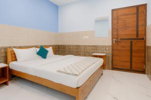 AyodhyaNear Ram Janam Bhumi Hotel ! THE KANHA SHIVA -Free Wi-fi And Parking Facility - Provided Excellent Room Service - Best Homestay In Ayodhya的一间卧室配有一张床,其中配有键盘