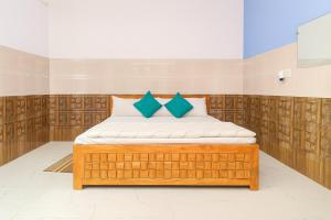 AyodhyaNear Ram Janam Bhumi Hotel ! THE KANHA SHIVA -Free Wi-fi And Parking Facility - Provided Excellent Room Service - Best Homestay In Ayodhya的卧室里有一张床，上面放着蓝色的枕头