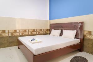 AyodhyaNear Ram Janam Bhumi Hotel ! THE KANHA SHIVA -Free Wi-fi And Parking Facility - Provided Excellent Room Service - Best Homestay In Ayodhya的一间卧室配有一张床,上面有托盘