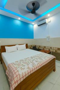 Near Ram Janam Bhumi Hotel ! THE KANHA SHIVA -Free Wi-fi And Parking Facility - Provided Excellent Room Service - Best Homestay In Ayodhya客房内的一张或多张床位