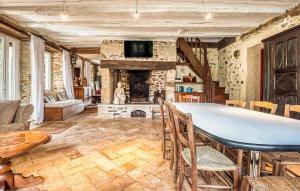 Χώρος καθιστικού στο Stunning Home In Sainte-Trie With Wifi