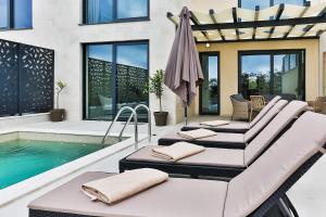 Bazén v ubytování Orange Tree Pool Villas - Sea View and Private Pool nebo v jeho okolí