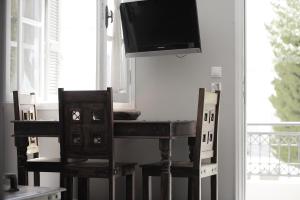 A television and/or entertainment centre at Poseidon Hotel