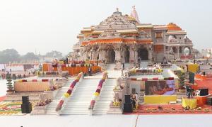 AyodhyaNear Ram Janam Bhumi Hotel ! THE KANHA SHIVA -Free Wi-fi And Parking Facility - Provided Excellent Room Service - Best Homestay In Ayodhya的一座带楼梯的大建筑 更多13张照片
