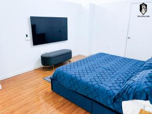 Un dormitorio con una cama azul y una silla. en The Stallion #204 - Modern Spacious 1BD Loft - Close to Attractions, en Memphis