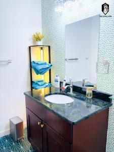 Un baño con lavabo y un espejo grande. en The Stallion #204 - Modern Spacious 1BD Loft - Close to Attractions, en Memphis