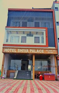 un hôtel shka palace avec des escaliers devant un bâtiment dans l'établissement Hotel Shiva Palace, à Khātu