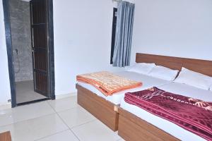 une chambre avec un lit avec une tête de lit en bois dans l'établissement Hotel Shiva Palace, à Khātu