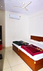 - un lit dans une chambre avec plafond dans l'établissement Hotel Shiva Palace, à Khātu