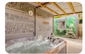 Fotografie z fotogalerie ubytování La chambre du puits avec 2 jacuzzis , sauna et Hammam privatif v destinaci Tournai