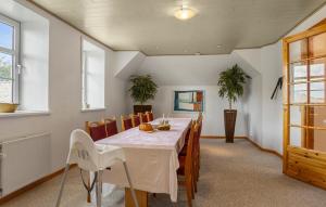 a dining room with a table and chairs at 3 Bedroom Gorgeous Apartment In Højer in Højer