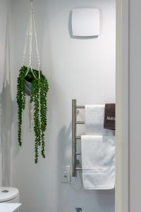 Ένα μπάνιο στο Central 1BR, Car Park, Lift Access and Extra Bed