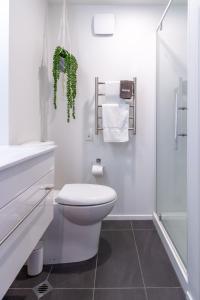 Ένα μπάνιο στο Central 1BR, Car Park, Lift Access and Extra Bed +11 φωτογραφίες