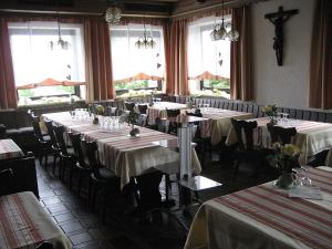 Reštaurácia alebo iné gastronomické zariadenie v ubytovaní Hotel-Gasthof "Zum Bartl"