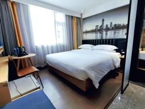 Ένα ή περισσότερα κρεβάτια σε δωμάτιο στο Lanyu Hotel-Guangzhou YongQingFang Tourist Scenic Spot Branch-Airport pick-up service