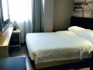 Ένα ή περισσότερα κρεβάτια σε δωμάτιο στο Lanyu Hotel-Guangzhou YongQingFang Tourist Scenic Spot Branch-Airport pick-up service