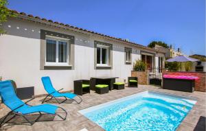 un patio con 2 sedie e una piscina di Amazing Home In Morières Les Avignon a Morières-lès-Avignon