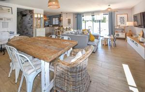 Una cocina y una sala de estar con mesa y sillas. en Maison Avec Piscine Privée, en Monteux