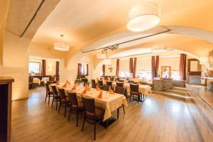 ein Restaurant mit Tischen und Stühlen in einem Zimmer in der Unterkunft Hotel Brunnwirt in Weissbriach