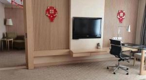 Televiisor ja/või meelelahutuskeskus majutusasutuses Datong Hotel