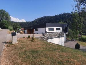 a house on the side of a road at Le coin de paradis du Haut-Jura in Fort-du-Plasne