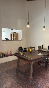 eine Katze, die auf einem Holztisch liegt in der Unterkunft casa en escobar con cocheras in Belén de Escobar