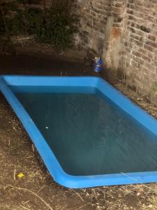 ein blauer Pool mit Wasser im Hof in der Unterkunft casa en escobar con cocheras in Belén de Escobar