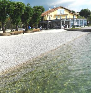 a body of water with a building in the background at Il Giglio in Moniga