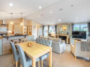Una cocina y una sala de estar con mesa y sillas. en Seagull Lodge - Uk48631, en Runswick