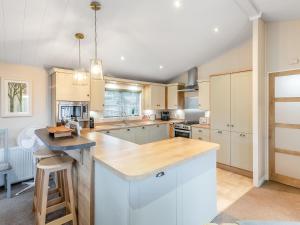 Una cocina con gabinetes blancos y una isla grande. en Seagull Lodge - Uk48631, en Runswick