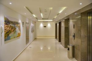 杜科姆Duqm Express Hotel的墙上挂有绘画的走廊