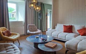 una sala de estar con un sofá y una mesa en Ravissante Maison Bretonne, en Pleumeur-Gautier