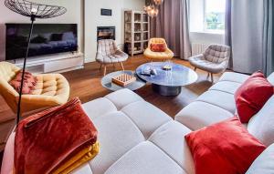 sala de estar con sofá blanco y almohadas rojas en Ravissante Maison Bretonne, en Pleumeur-Gautier